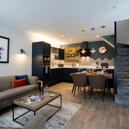 Spacious - Contemporary Home - Central Ambleside - Parking Exterior photo