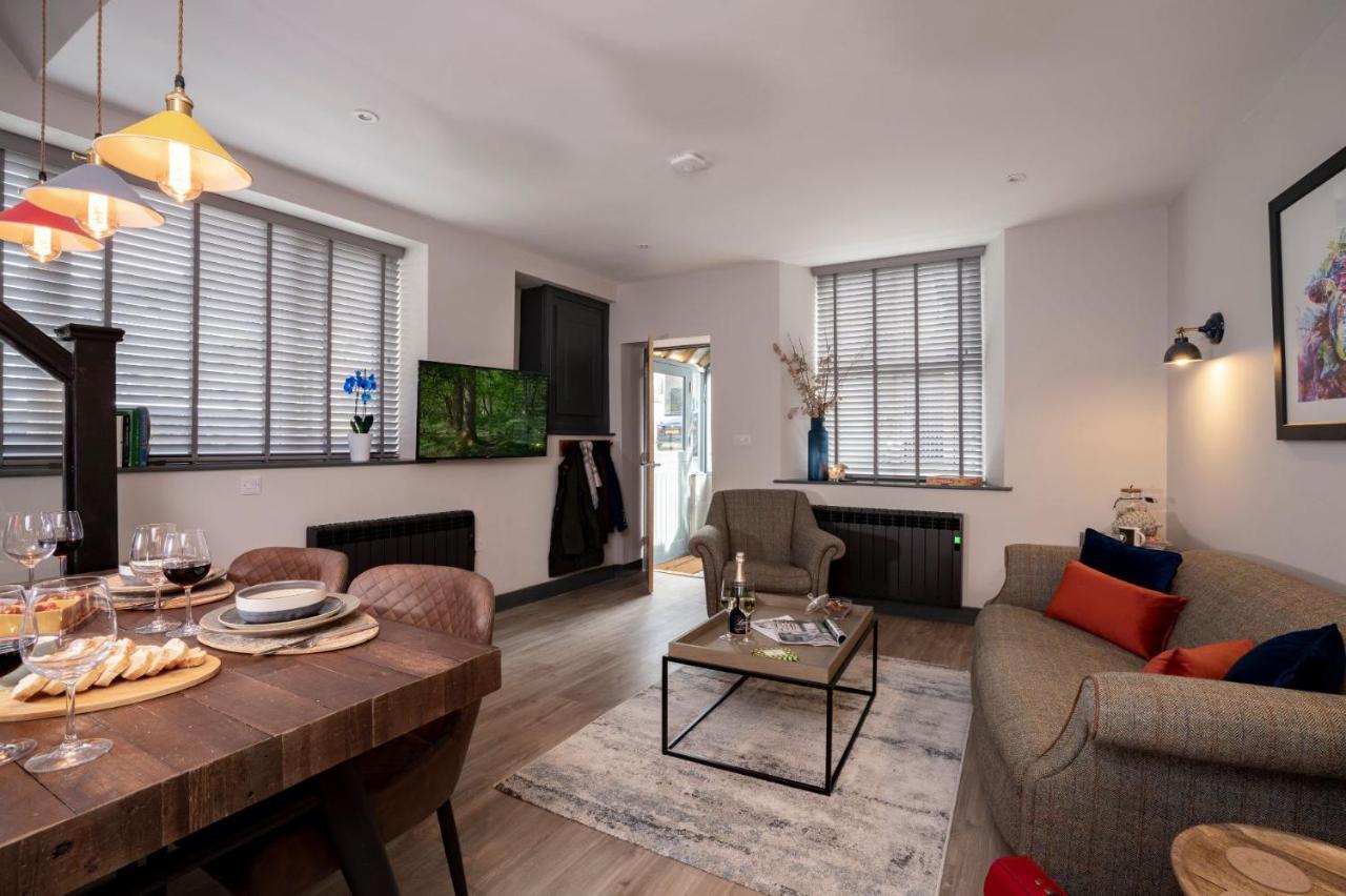 Spacious - Contemporary - - Parking Holiday home